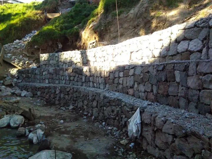 Estabilización de talud: gaviones escalonados