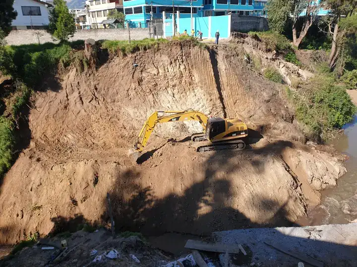 Estabilización de talud: excavación y perfilado del talud