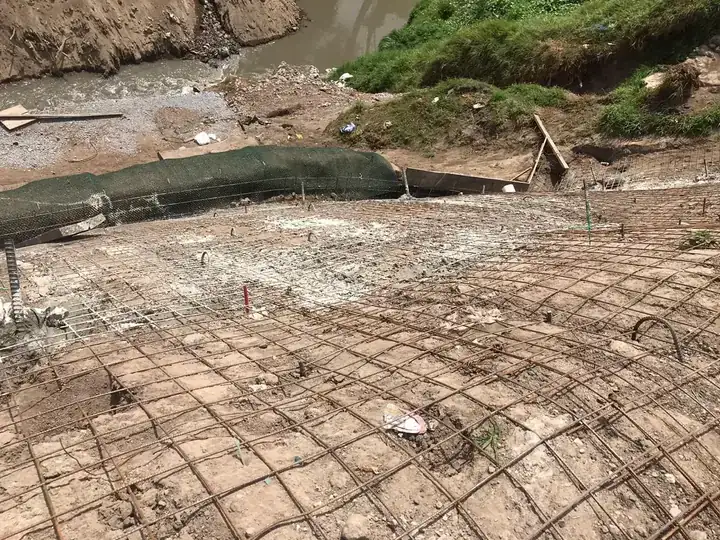 Estabilización de talud: colocación de malla electrosoldada