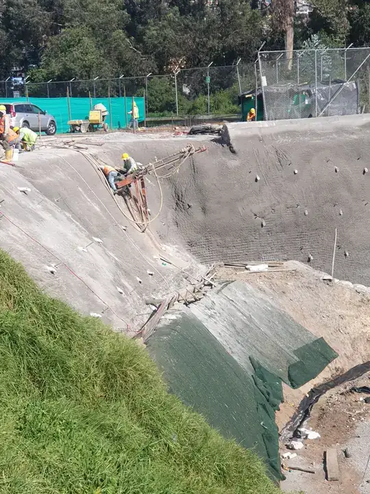 Estabilización de talud: hormigón lanzado y anclajes