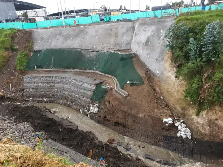 Muro de contención y estabilización de quebrada terminados, Mercado Mayorista