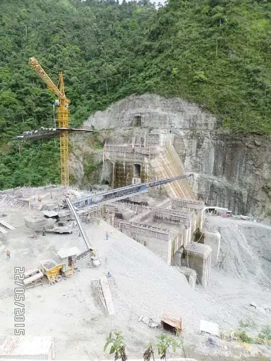 Presa y obras de captación de una pequeña central hidroeléctrica
