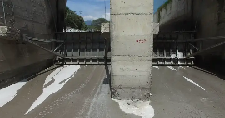 Losa de descarga del trasvase del Río Machángara en la Central Nayón, vista de dron