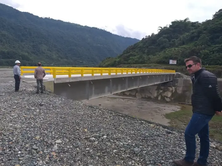 Puente mixto de acero y hormigón de 71 m sobre el río Coca, Coca Codo Sinclair