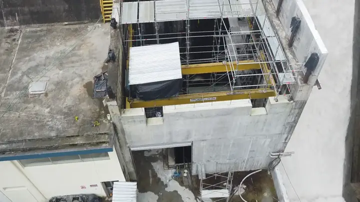 Montaje de estructura metálica en el proyecto hidroeléctrico Toachi-Pilatón, vista de dron